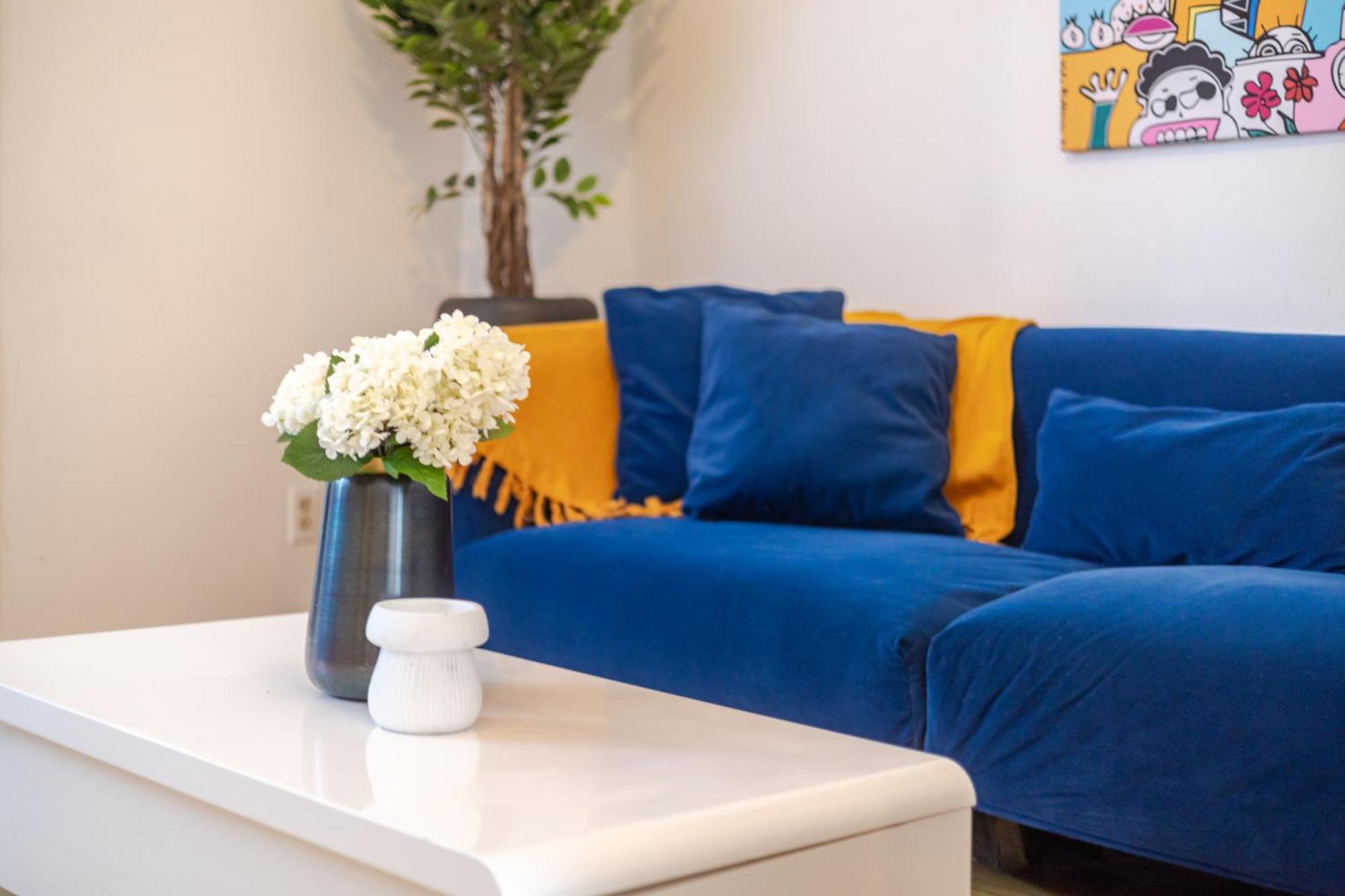 Convenient 4br In Mont Royal Downtown *