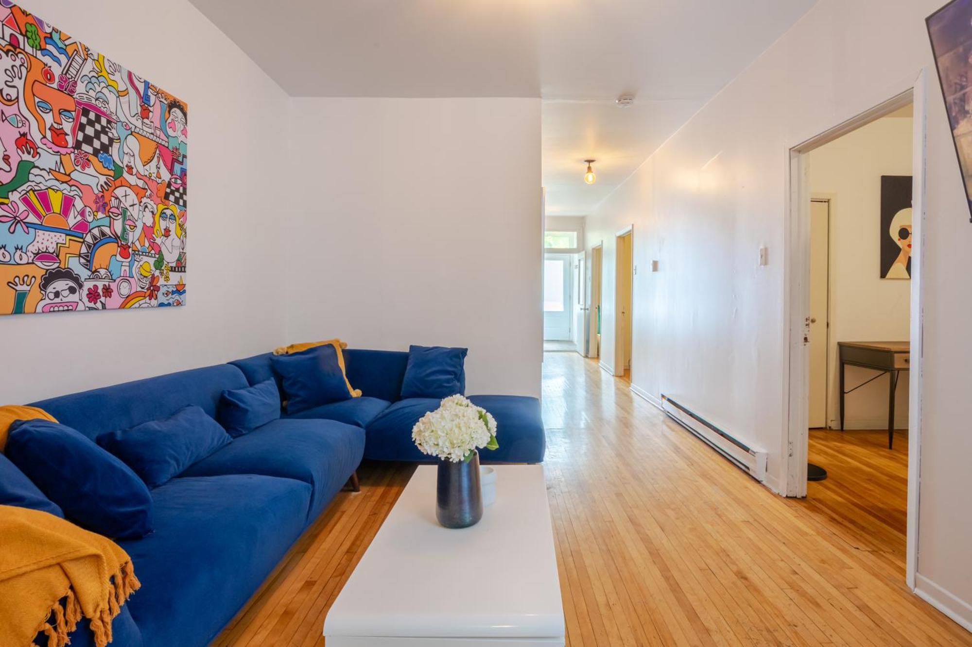 Convenient 4br In Mont Royal Downtown