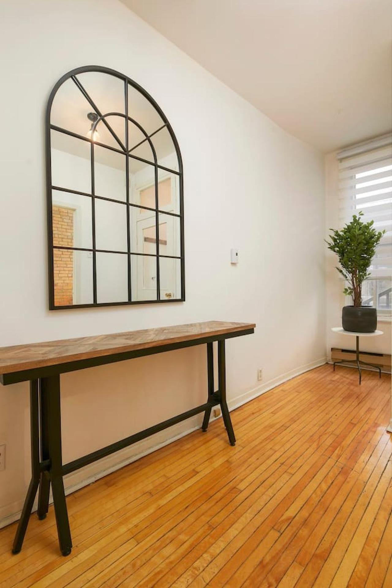 Convenient 4br In Mont Royal Downtown Apartamento *