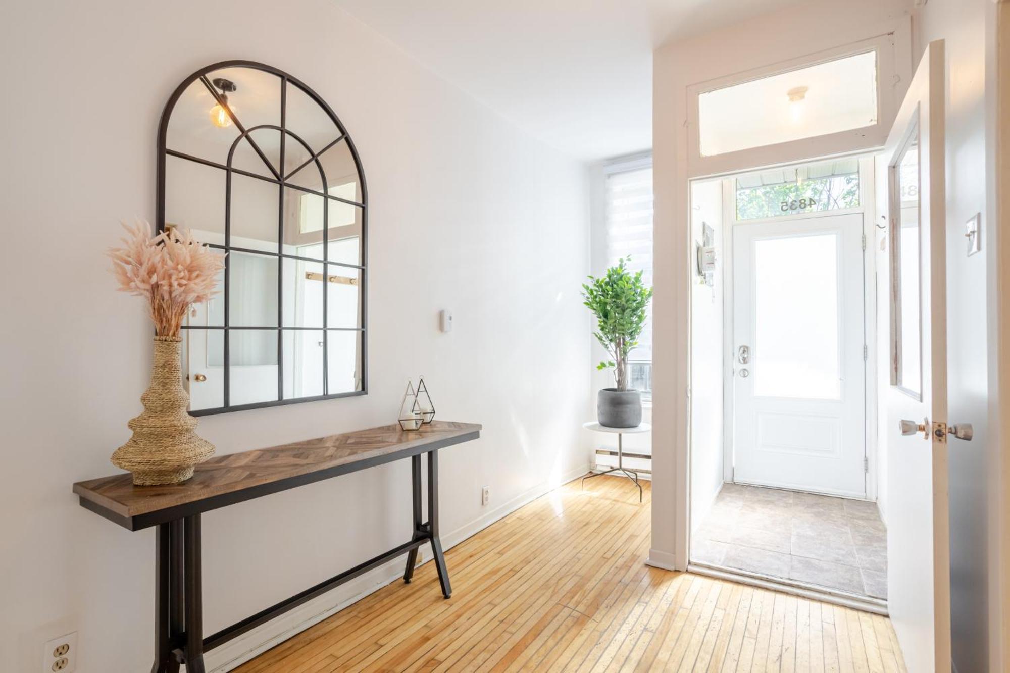 Convenient 4br In Mont Royal Downtown *