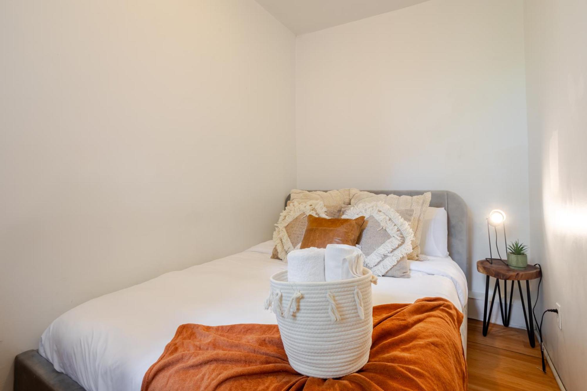Convenient 4br In Mont Royal Downtown Montreal